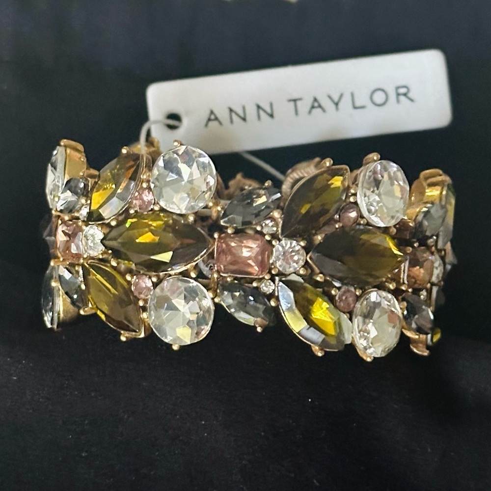 Ann Taylor Colorful Glass Gems Stretch Bracelet in Gold Tone. NWT ✨👑